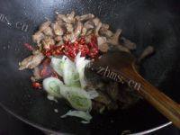 家常菜酸菜炒牛肉做法图解5)