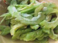 色味俱全的苦瓜炒腊肉做法图解1)
