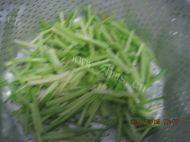 肉丝炒芹菜自制做法图解1)