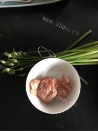 家常菜蒜苔炒肉做法图解1)