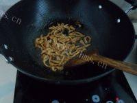 味道不错的蒜薹炒肉丝做法图解5)