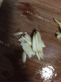 美味的青椒鱿鱼圈做法图解4)