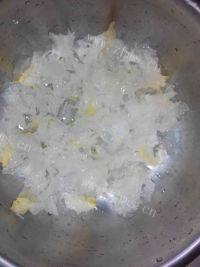 食欲满满的冰糖雪梨银耳羹做法图解1)