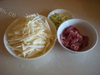 家常菜肉丝炒茭白做法图解2)