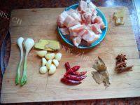 家常菜土豆红烧肉做法图解1)