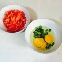 美味的番茄炒蛋盖饭做法图解2)