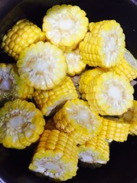 美味的排骨玉米汤做法图解4)