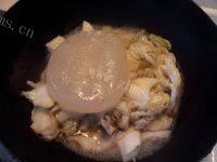 味道不错的白菜炖豆腐做法图解9)
