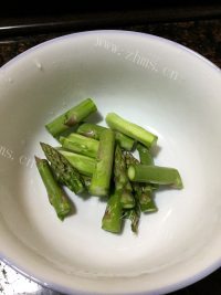 诱人的白灼芦笋做法图解1)