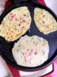 美味营养的韭菜鸡蛋饼做法图解4)