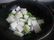 美味的冬瓜毛豆虾干汤做法图解3)