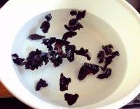 家常菜木耳炒肉丝做法图解1)