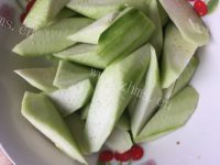 美味的丝瓜肉片汤做法图解1)