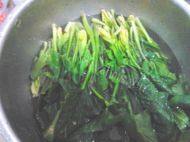 蒜香菠菜做法图解2)