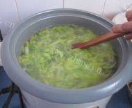 美味早餐白菜粥做法图解7)