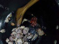 易做的郫县豆瓣香肠炒芹菜做法图解4)