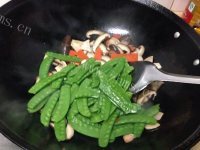 家常菜香菇炒荷兰豆做法图解7)