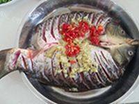 自制野山椒蒸鲤鱼做法图解4)