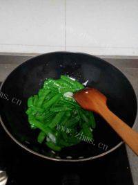 美味的蒜蓉荷兰豆做法图解4)