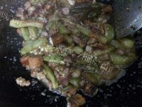 咸鱼茄子煲做法图解11)