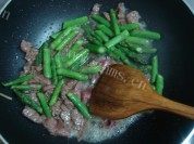 下饭的芦笋炒牛肉做法图解5)