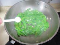 家常菜荷兰豆炒香肠做法图解6)