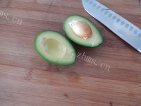 美味的牛油果虾仁沙拉做法图解4)