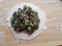 美味的韭菜鸡蛋馅饼做法图解10)