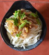 美味的榨菜肉丝拌面