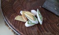 家常菜素炒芹菜做法图解2)