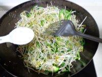 家常菜青椒炒绿豆芽做法图解8)