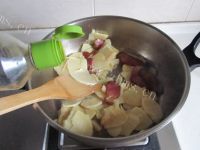美味的腊肉炒冬笋做法图解7)