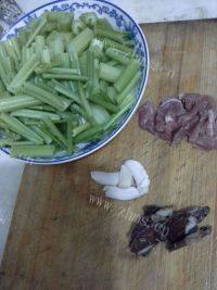 易做的郫县豆瓣香肠炒芹菜做法图解1)