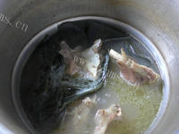 自制海带肉骨汤做法图解10)