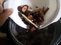 香菇墨鱼干排骨汤做法图解8)