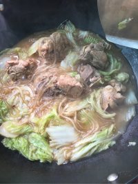 美味的脊骨白菜炖粉条做法图解8)