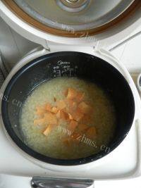 软糯的玉米渣红薯粥做法图解6)