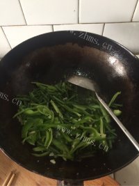美味营养的素炒豇豆做法图解5)