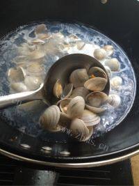 美味的蛤蜊豆腐汤做法图解3)