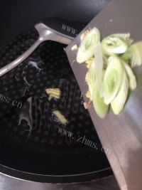 美味的杏苞菇炒洋葱做法图解6)