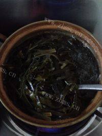 常吃不腻的海带排骨汤做法图解8)