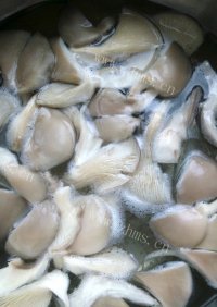 家常的白菜平菇炖鸡块做法图解2)