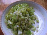 香鲜至极的肉末炒芹菜做法图解2)