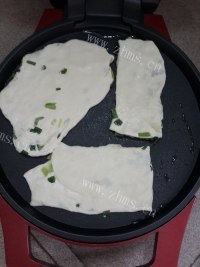 自制葱油饼做法图解5)