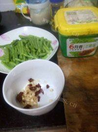 美味的酱爆缸豆做法图解3)