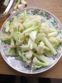 唇齿留香的干煸花菜做法图解1)