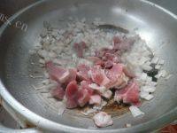 下饭的红烧肉焖饭做法图解5)