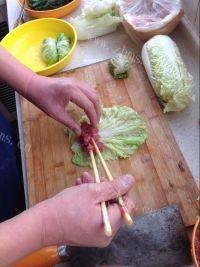 家常菜白菜肉卷做法图解7)