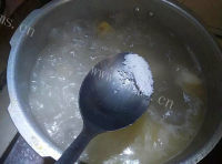 美味的排骨山药汤做法图解6)