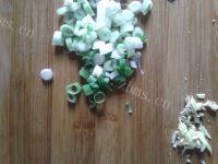 下饭的蒜苔炒肉丝做法图解3)